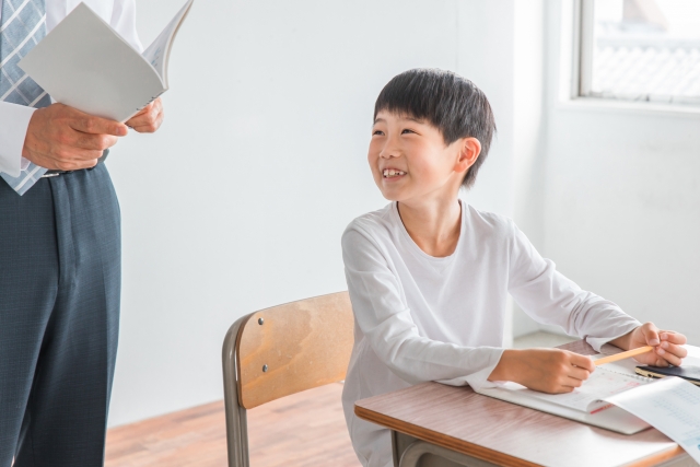 笑顔で勉強する男子小学生