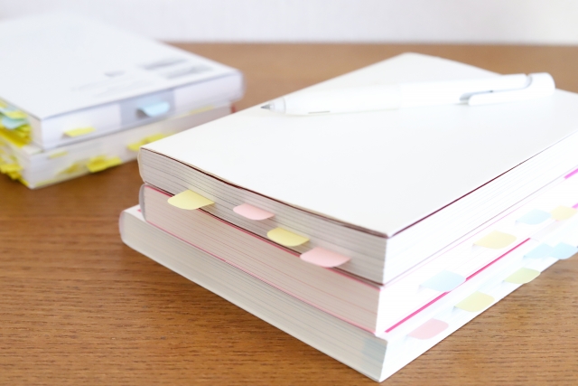 積み重なったふせんつきの本