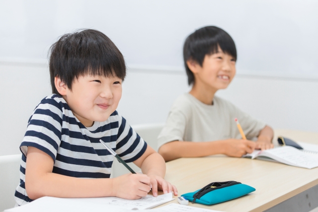 笑顔で授業を受ける男子児童