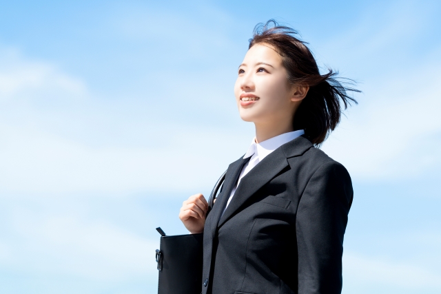 空を見上げる就職活動生