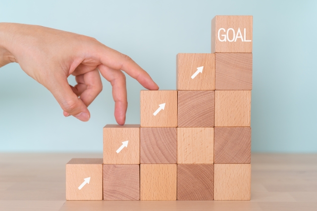 ステップアップとゴールをイメージした立体の木のサイコロ