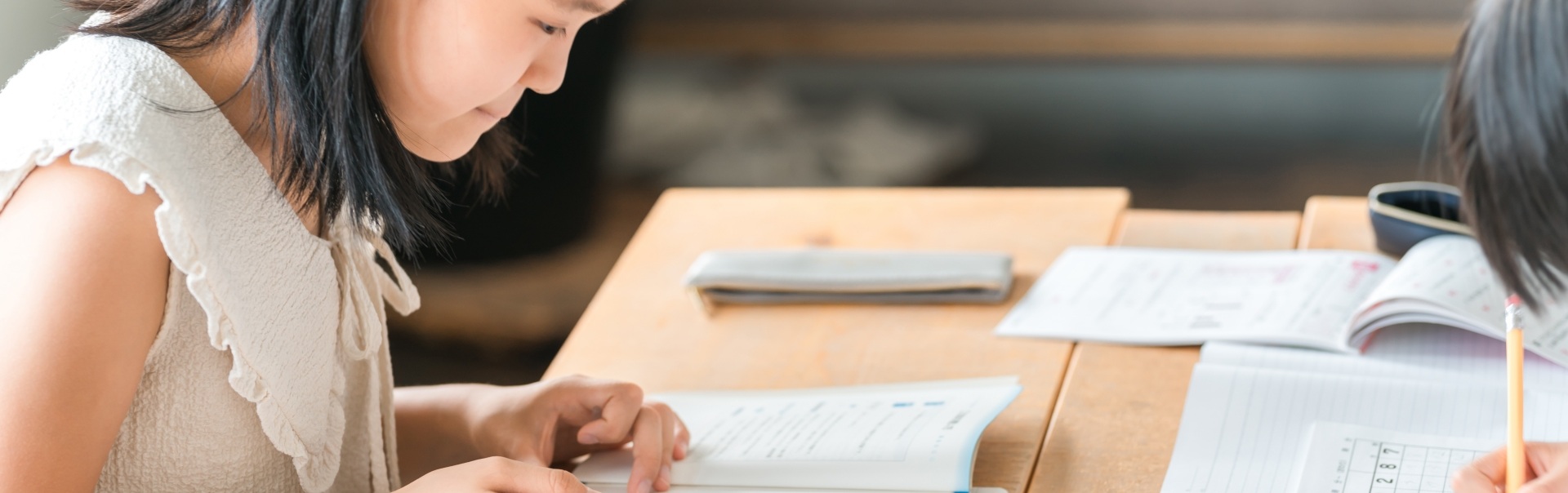 自宅で勉強する女子