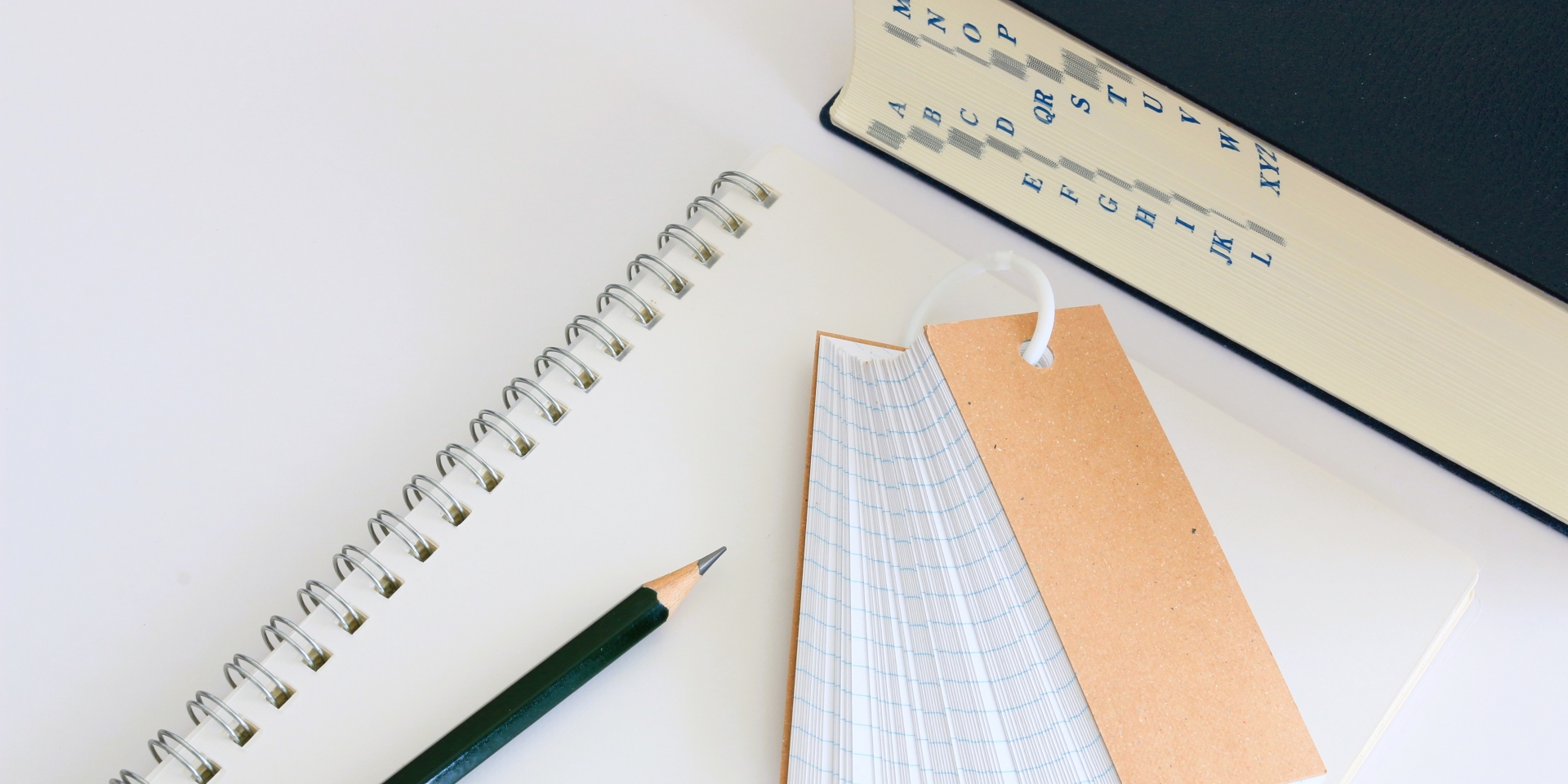 ノートと暗記カードと辞書とペン