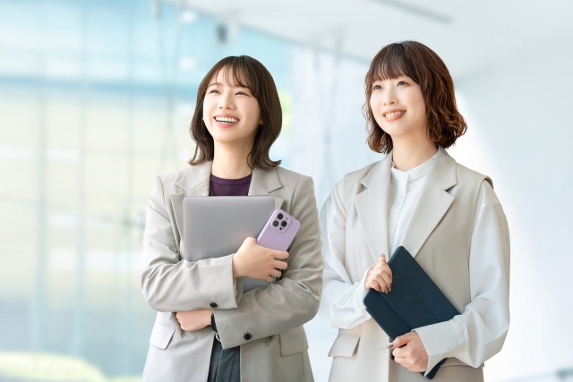 笑顔の女性社会人2人