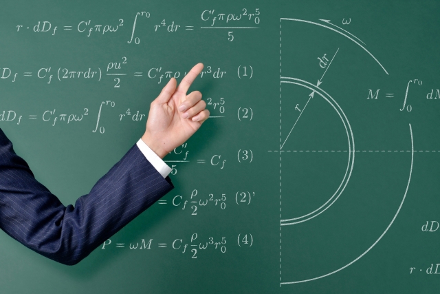 黒板と難しい数式、それを指指す先生