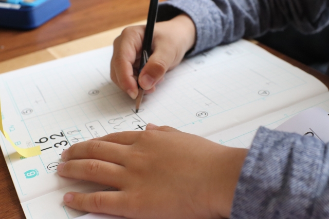 筆算をする手元