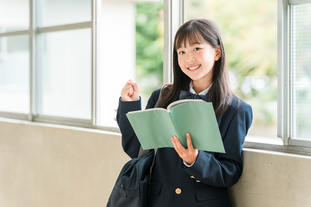 ガッツポーズをする笑顔の女子中学生