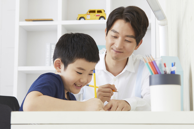 家庭教師と男子小学生が笑顔の姿