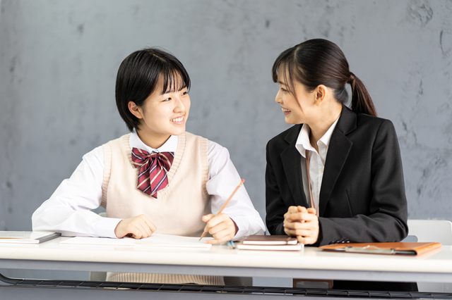 女性講師と女子高校生